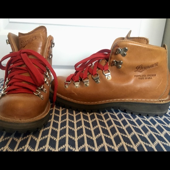 Danner Mtn Light Cascade (7.5 W) (Pending Sale) - Picture 2 of 8